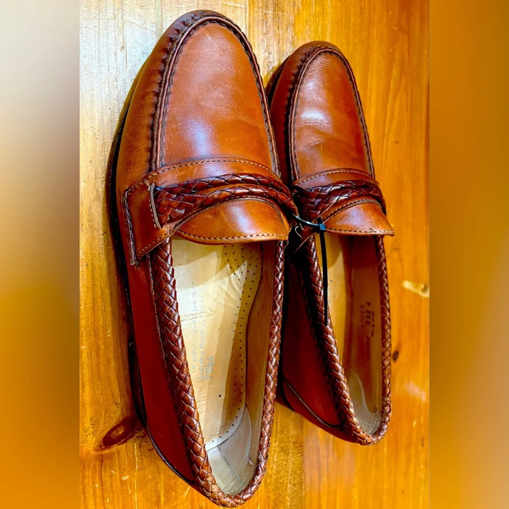 Allen Edmonds Tan Leather Slip-Ons. Sharp woven brown leather slip ons.‎ Size: 9